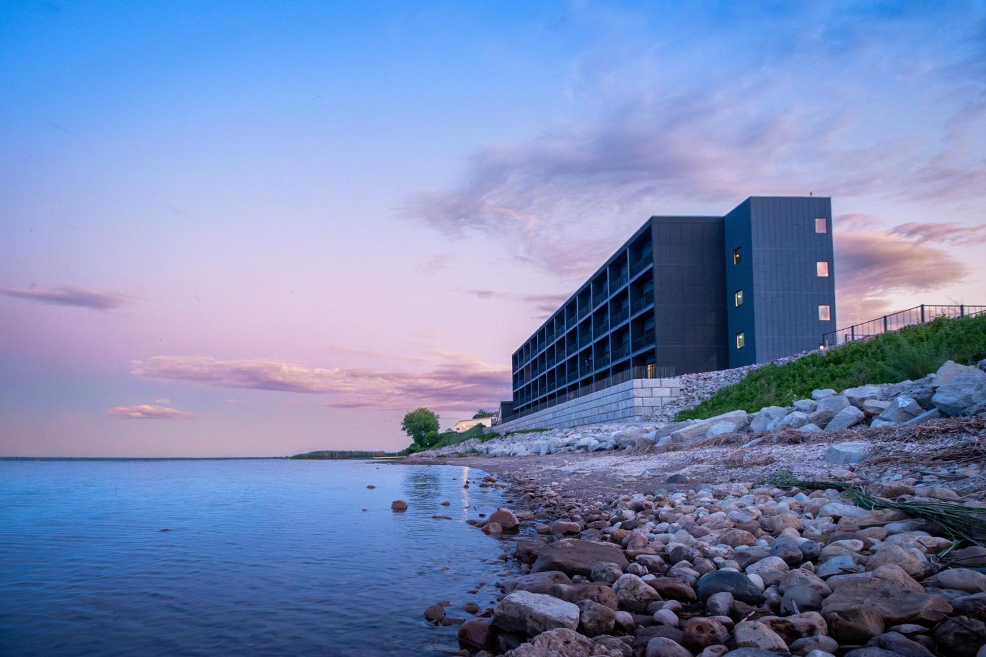 Terrace Bay Hotel - Lakefront Escanaba Bagian luar foto