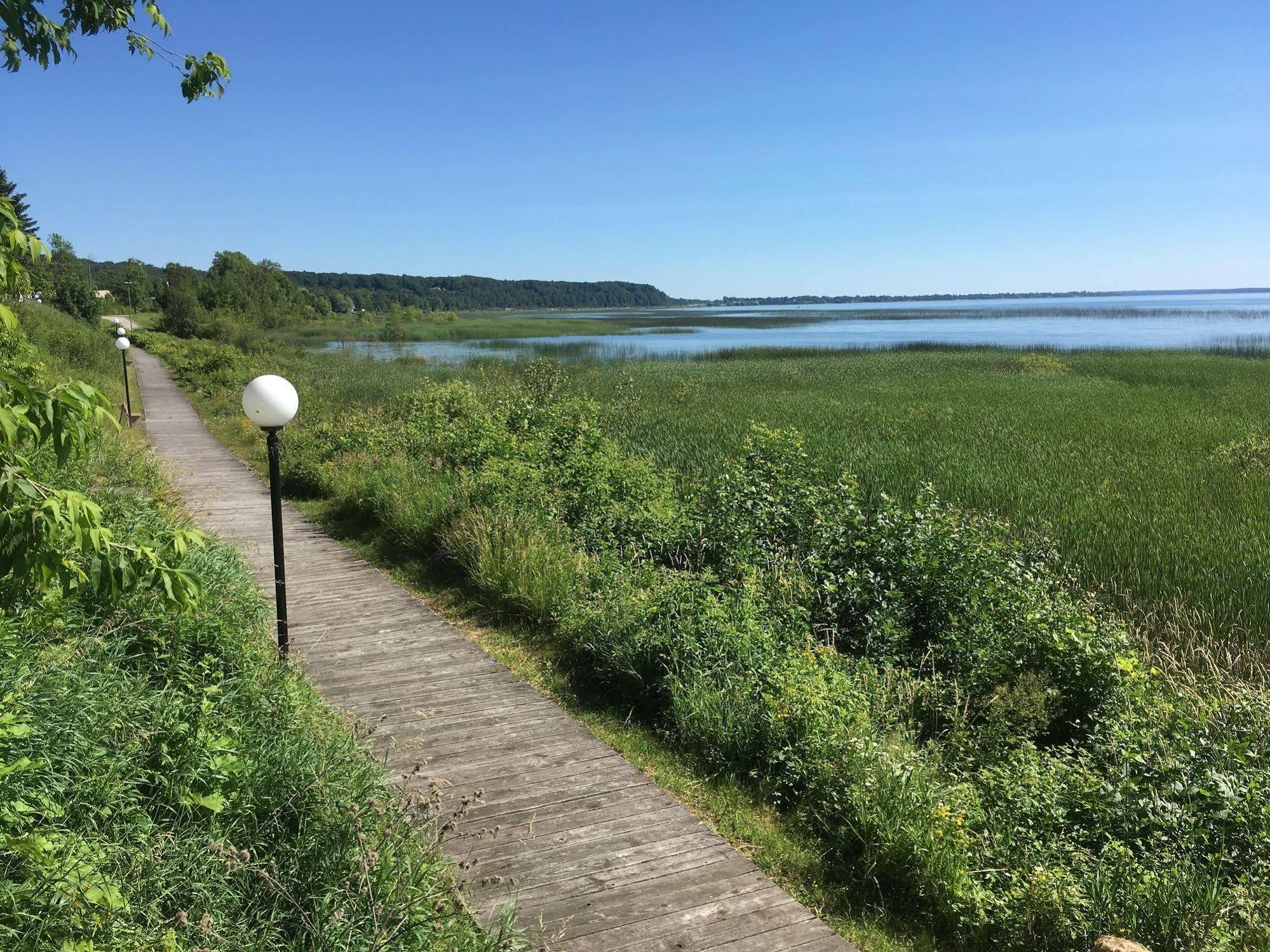 Terrace Bay Hotel - Lakefront Escanaba Bagian luar foto